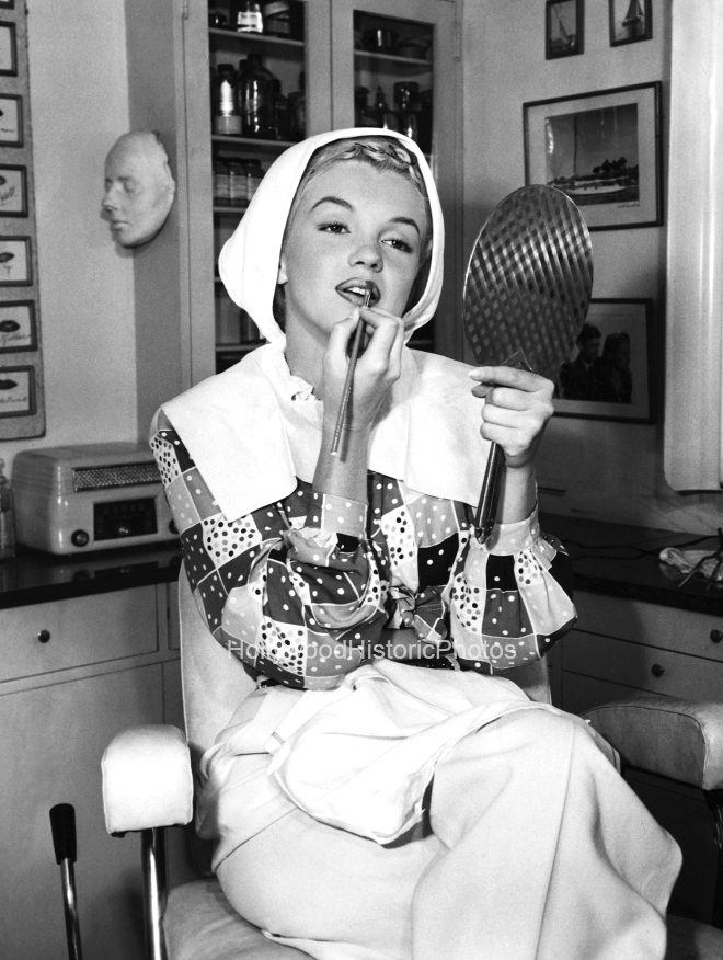 1952 1 Touching up lipstick.jpg